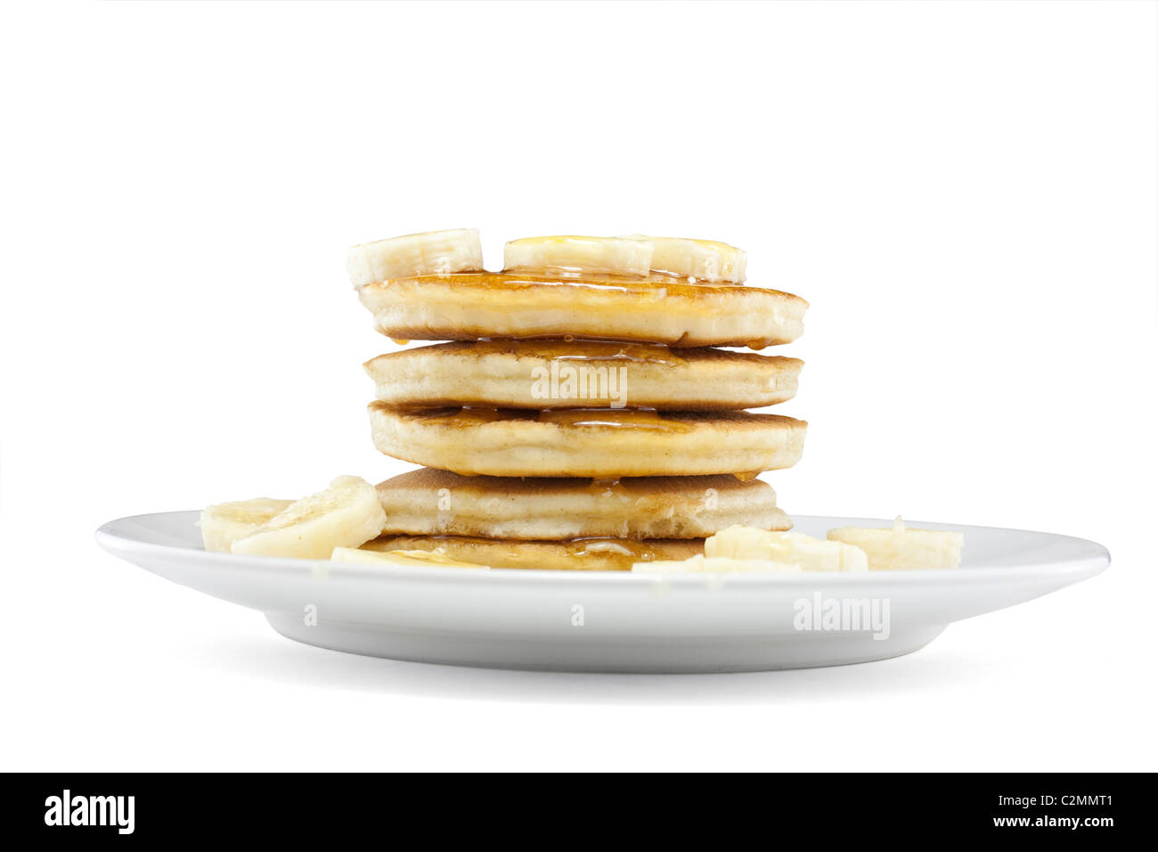 Pfannkuchen mit Sirup und Bananenscheiben auf weißem Hintergrund Stockfoto