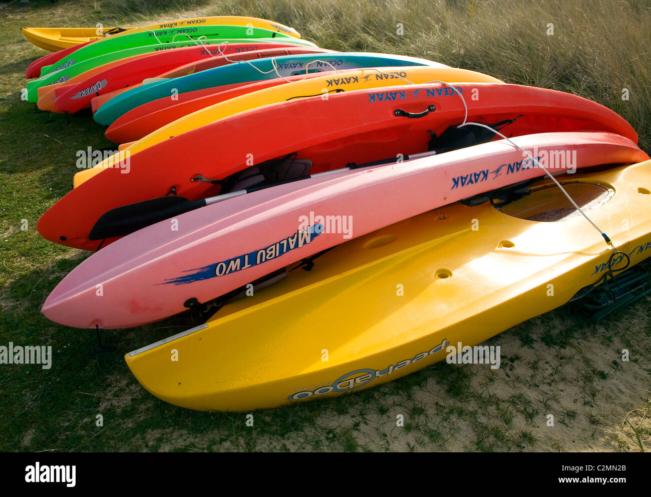Bunte Kajak Kanu Herm Island Kanalinseln Stockfoto