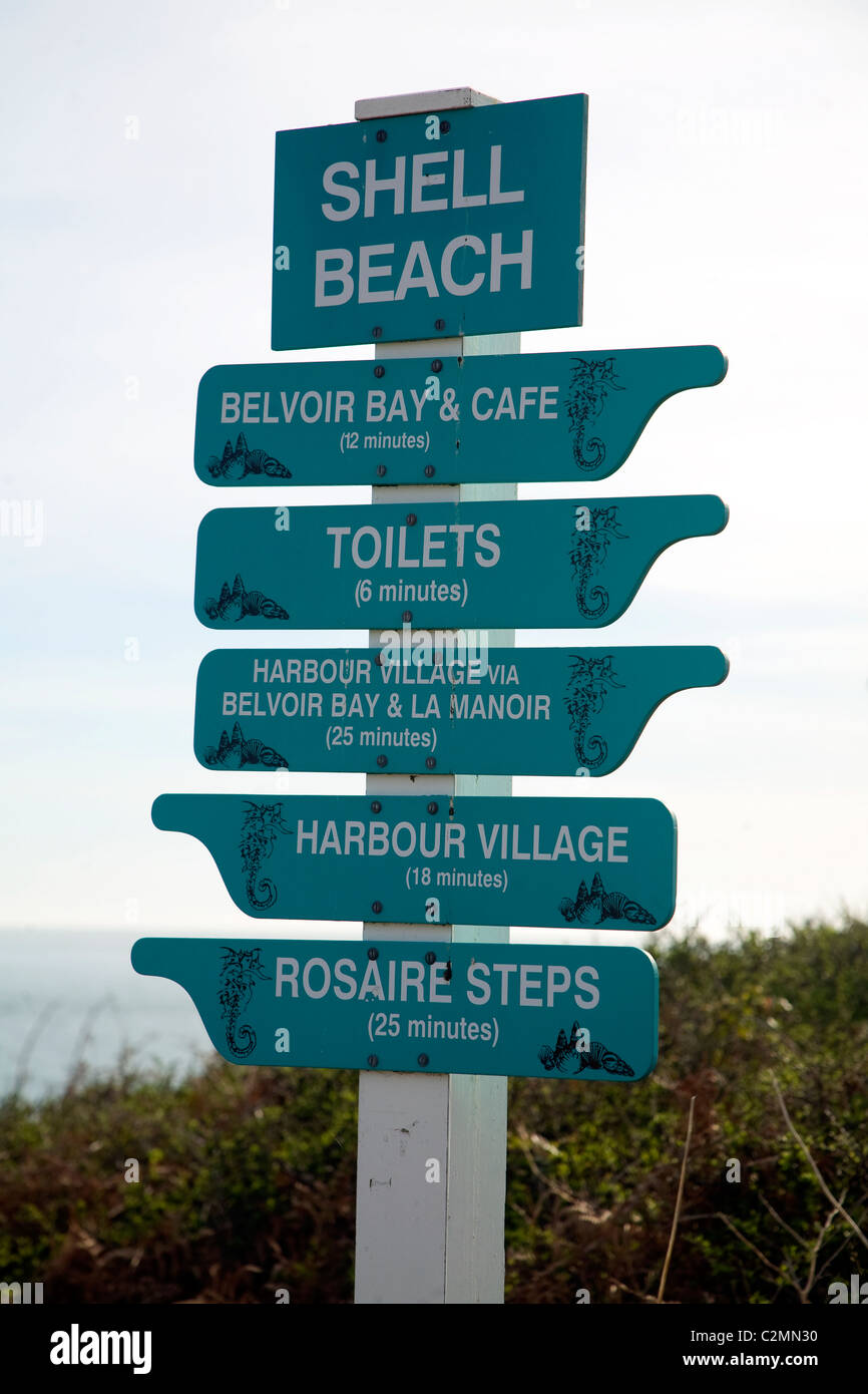 Herm Island Kanalinseln Shell Beach Wegweiser Richtung Zeiger und Entfernungen Stockfoto