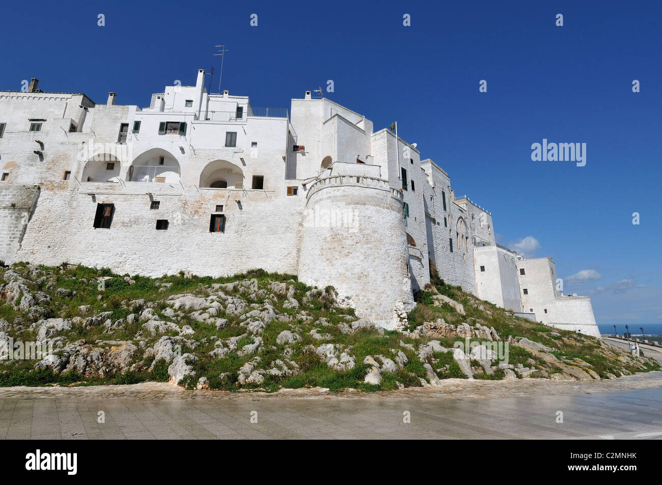 Ostuni. Puglia. Italien. Weiß getünchten Häusern und Stadtmauern. Stockfoto