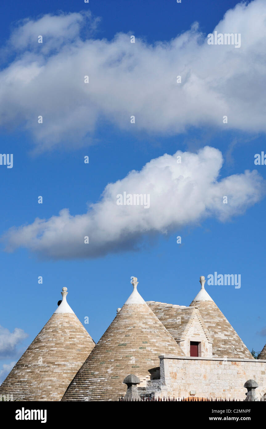 Alberobello. Puglia. Italien. Konisch geformte Dächer von einem Trullo in der Landschaft zwischen Locorotondo und Alberobello. Stockfoto