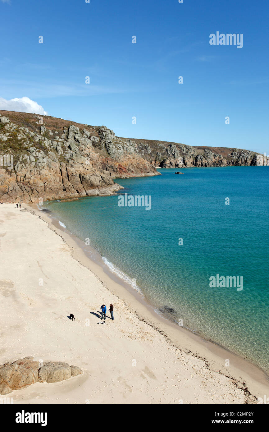 Porthcurno Strand und einem ruhigen türkisfarbenen Meer, Cornwall UK. Stockfoto