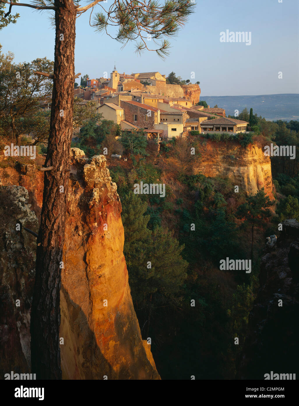 Roussillon Provence Frankreich Blick auf Bergdorf im Morgengrauen. Stockfoto