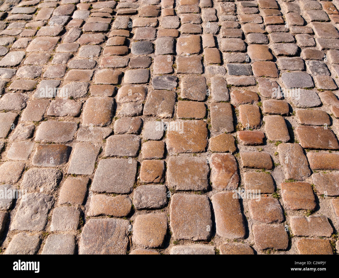 Pflastersteine auf einer alten Straße mit Kopfsteinpflaster, Großbritannien Stockfoto