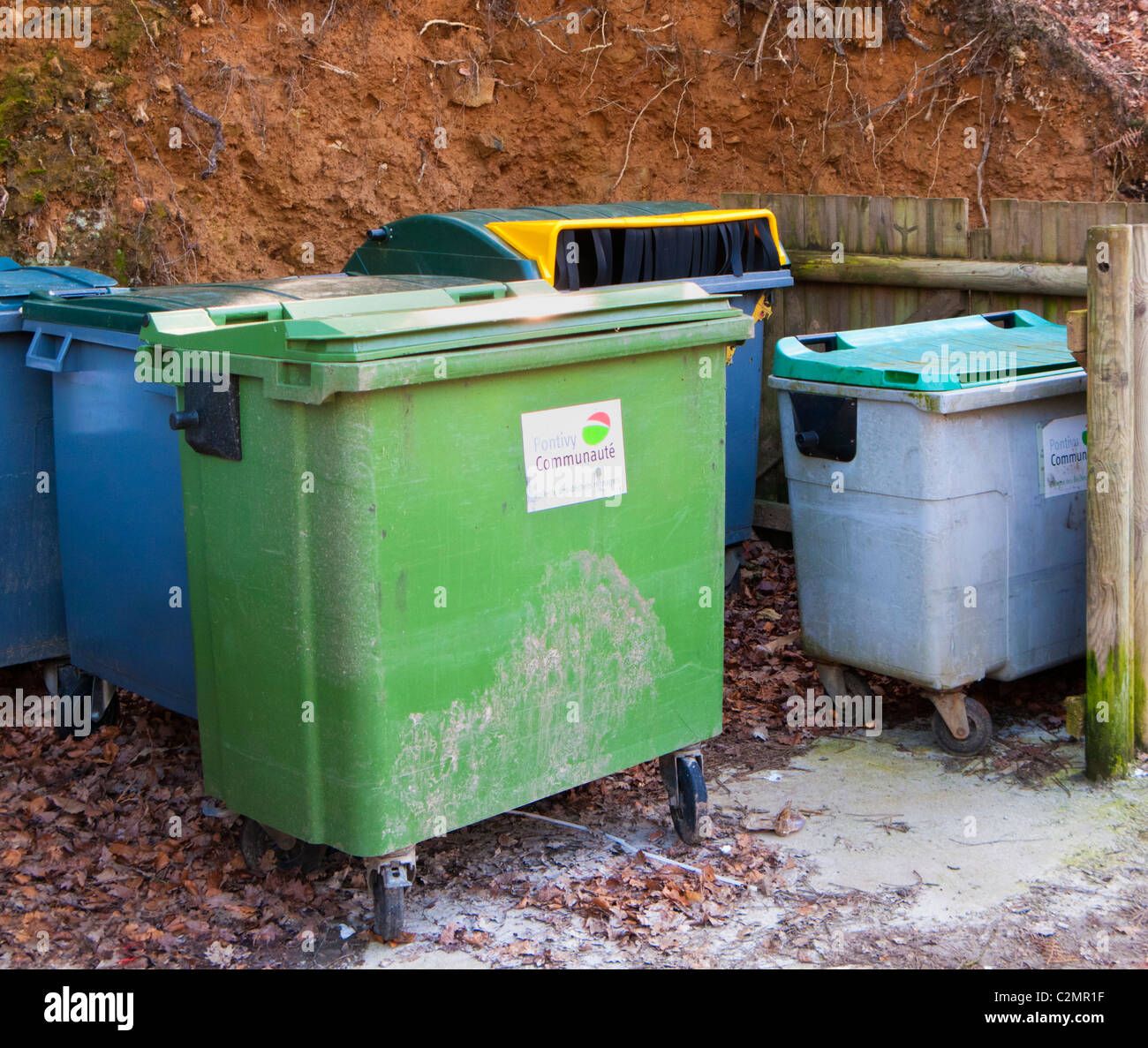 Kommunale Mülltonnen in Frankreich Stockfoto