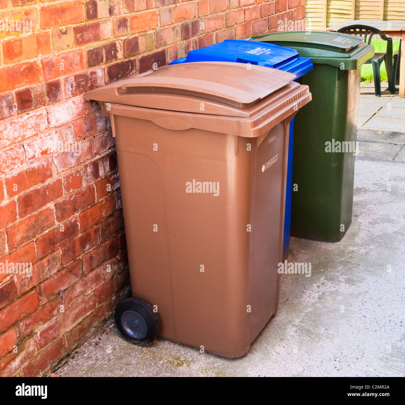 Reihe von Recycling Bins, wheelie Bins, England, Großbritannien Stockfoto
