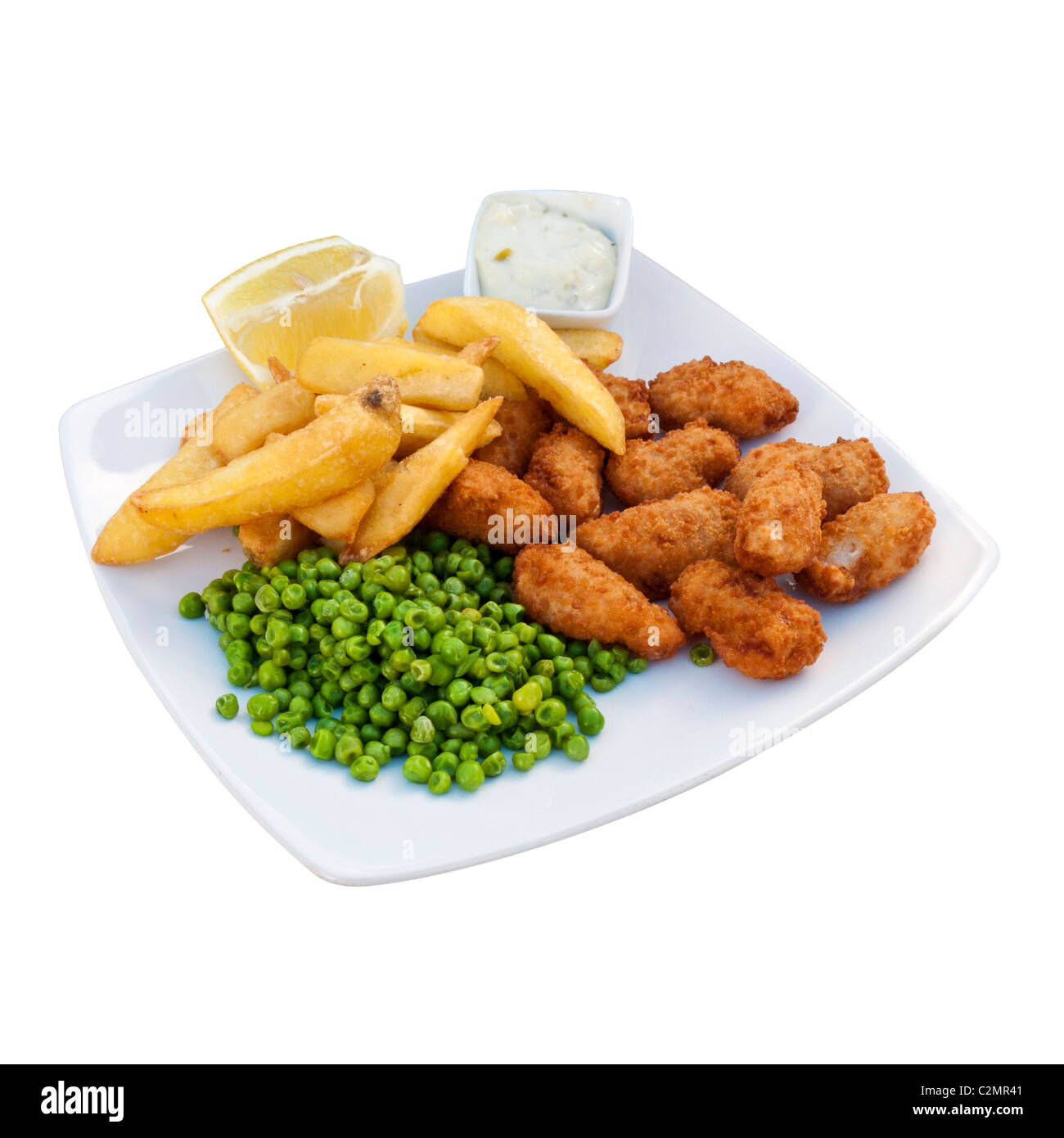 Teller mit Scampi und Chips mit Erbsen mit Zitrone und Tartare Sauce auf einem weißen Teller Stockfoto