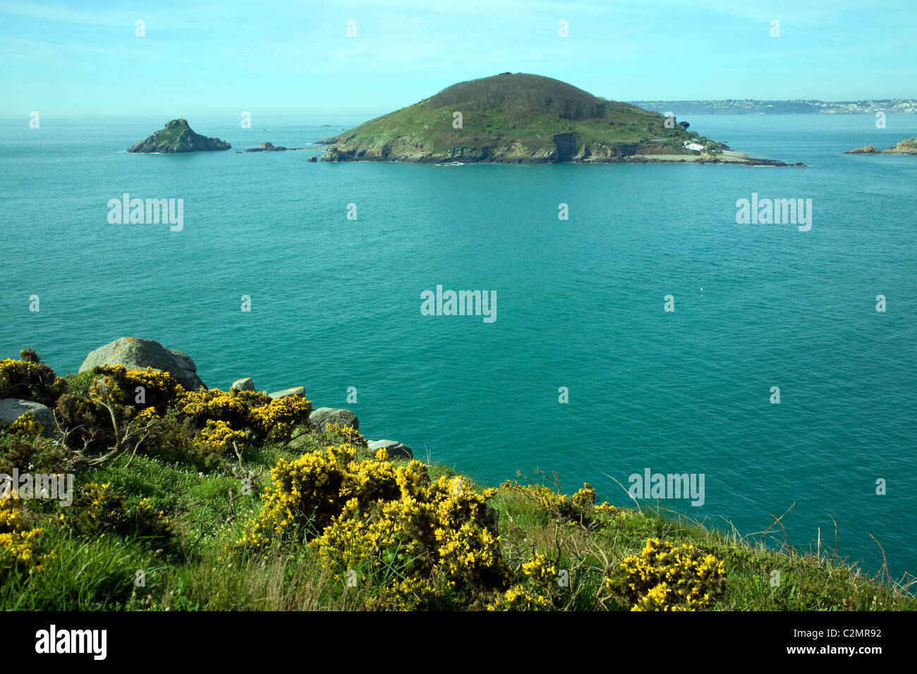 Jethou Insel von Herm, Kanalinseln, Großbritannien mit kleinen Grande Fauconniere Insel auf der linken Seite und Guernsey in Ferne Stockfoto