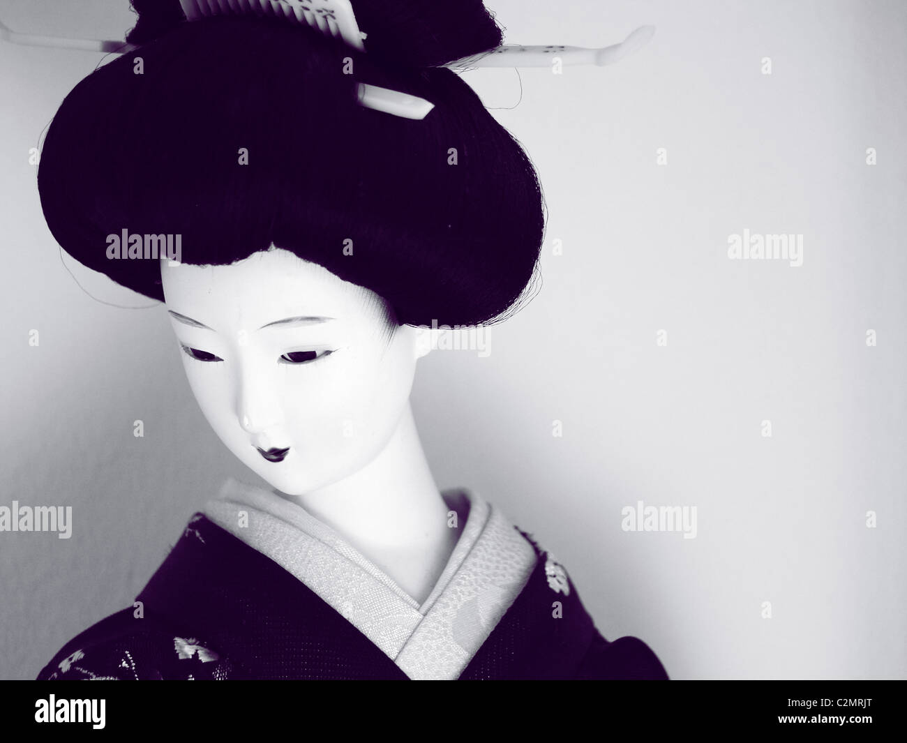 Stillleben mit einer japanischen Geisha-Puppe. Stockfoto