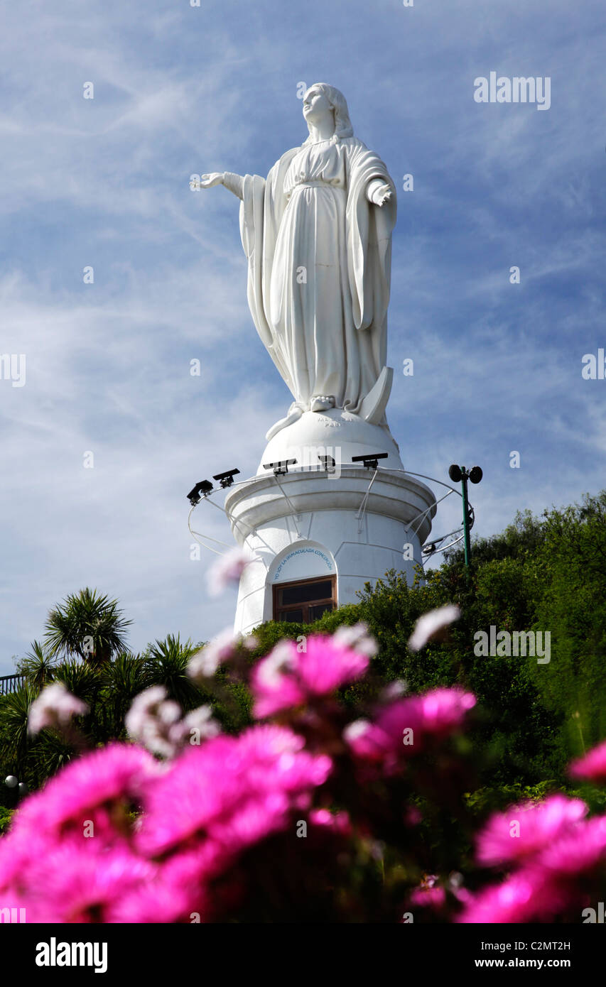 Die Statue der Virgen De La Inmaculada (oder Jungfrau der Unbefleckten Empfängnis eine) auf Cerro San Cristóbal, Santiago, Chile, Südamerika. Stockfoto