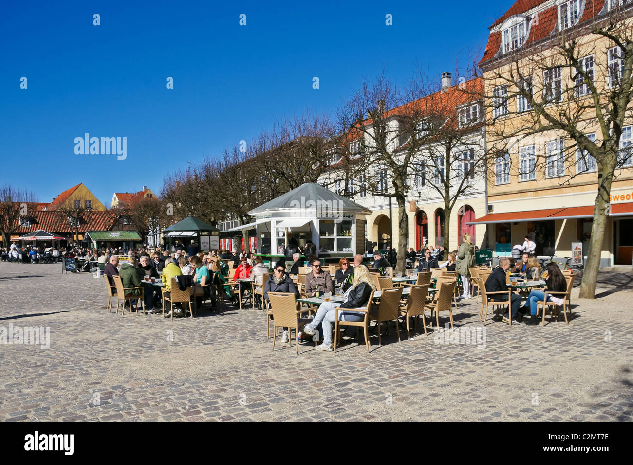Leute, gutes Essen und trinken in Elsinore Stadt quadratische Dänemark Stockfoto