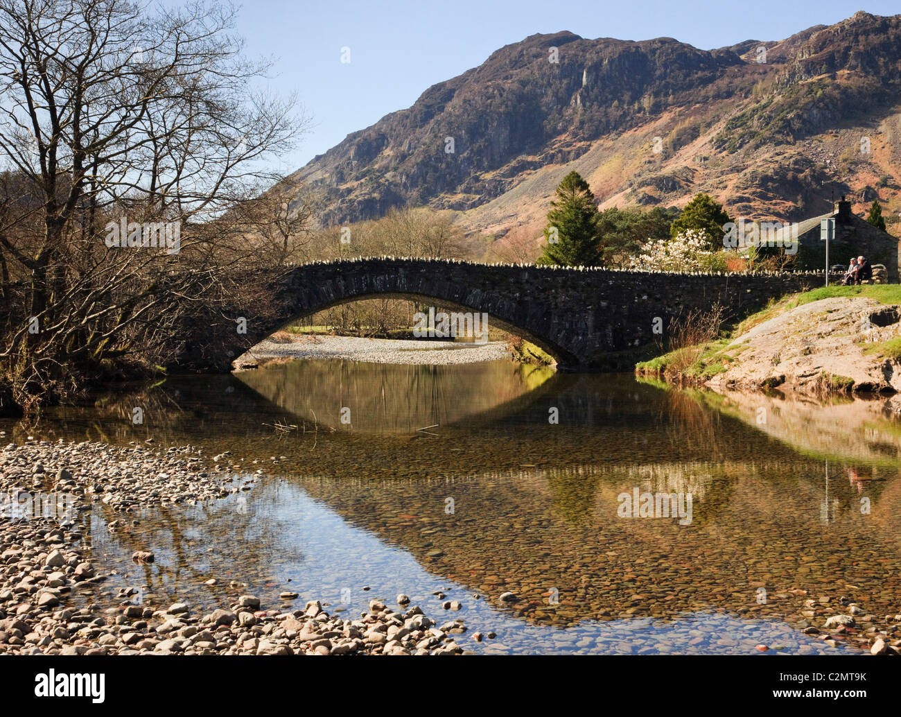 Grange, Cumbria, England, UK, Europa. Alte gewölbte Brücke über den Fluss Derwent in Borrowdale in den Lake District National Park Stockfoto