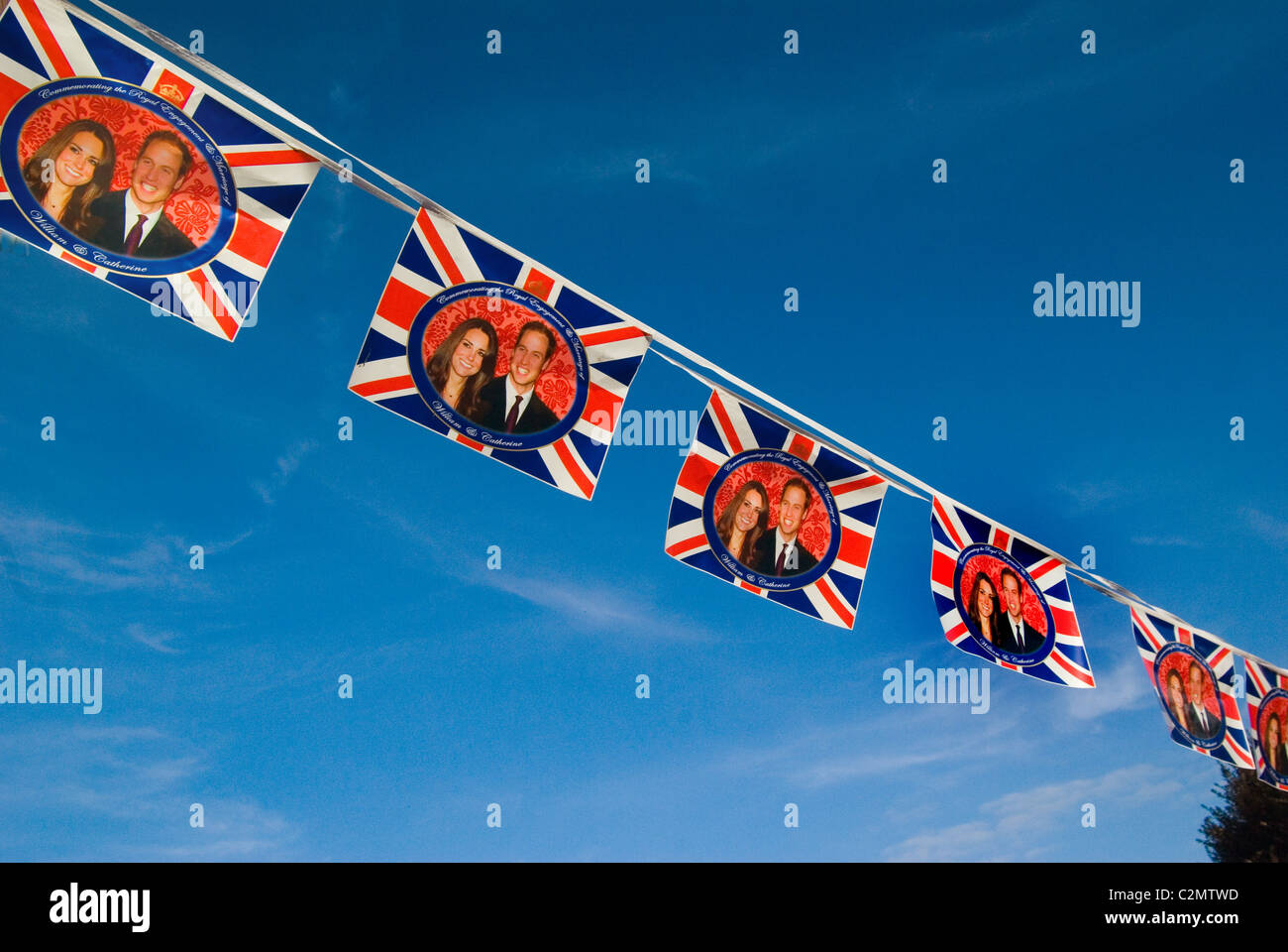 Königliche Hochzeit Girlande Fahnen, mit Union Jack, British / uk Flagge und ein Bild von William und Kate. Stockfoto