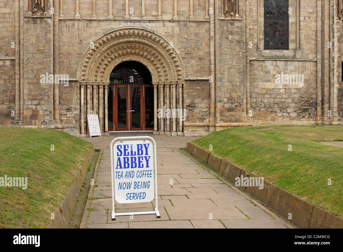 Selby Abbey Westeingang "Tee und Kaffee jetzt serviert" Stockfoto