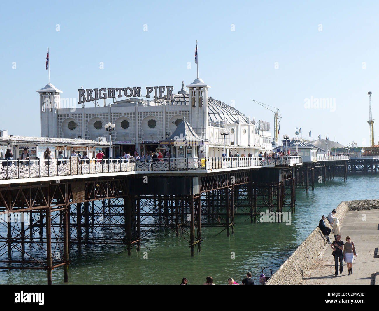 Ein Blick auf Pier von Brighton aus dem Meer Stockfoto