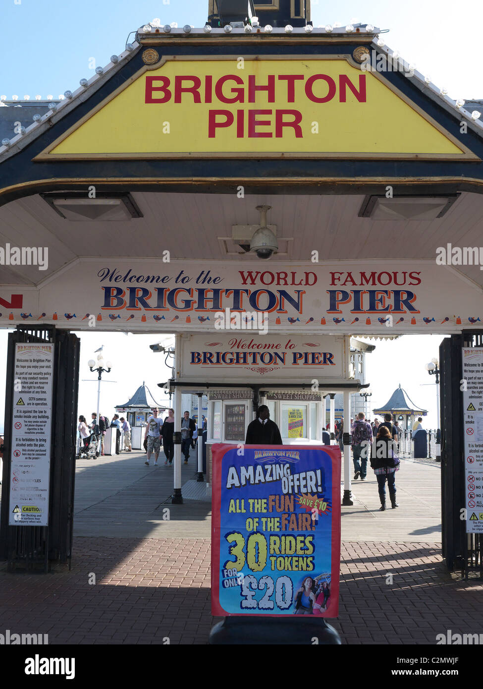 Blick auf den Haupteingang an Brighton Pier Stockfoto