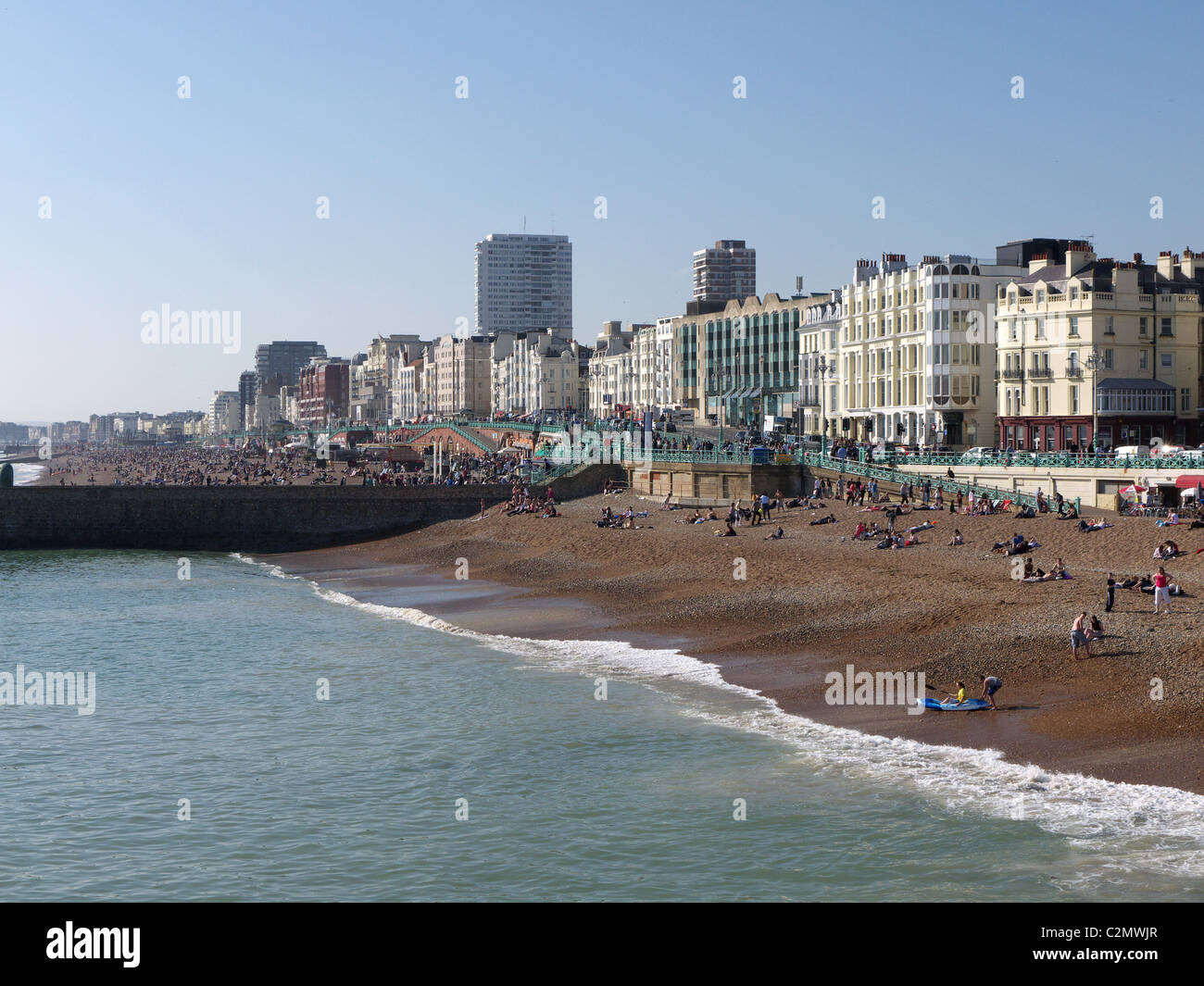 Blick entlang der Brighton Beach und direkt am Meer Stockfoto