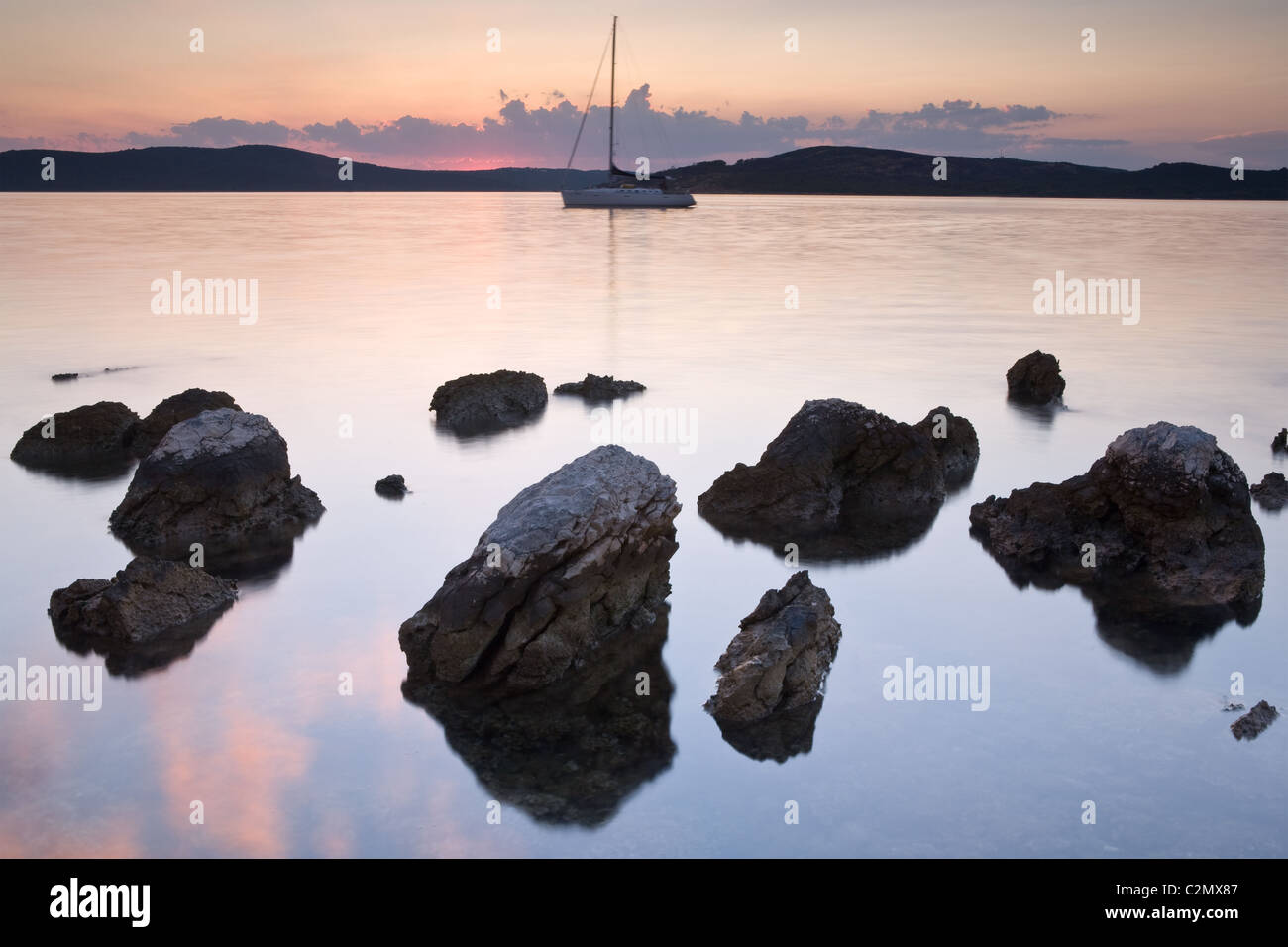 Segelboot von Twillight, Insel Ugljan, Dalmatien, Kroatien Stockfoto