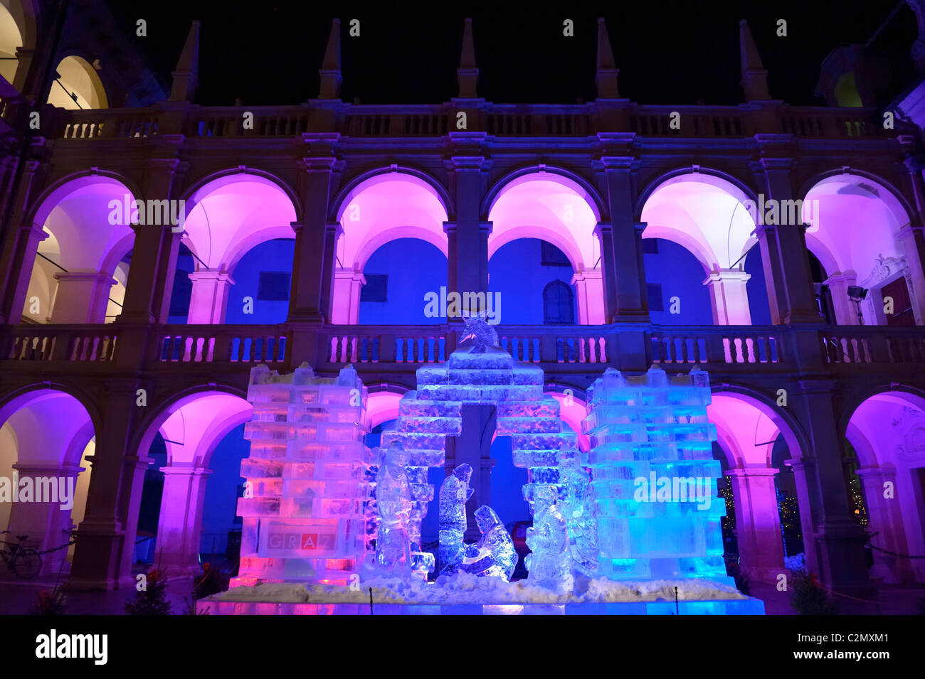 Die jährliche Eiskrippe, die im historischen Innenhof des Landhauses, Graz, Österreich, GEZEIGT WIRD Stockfoto