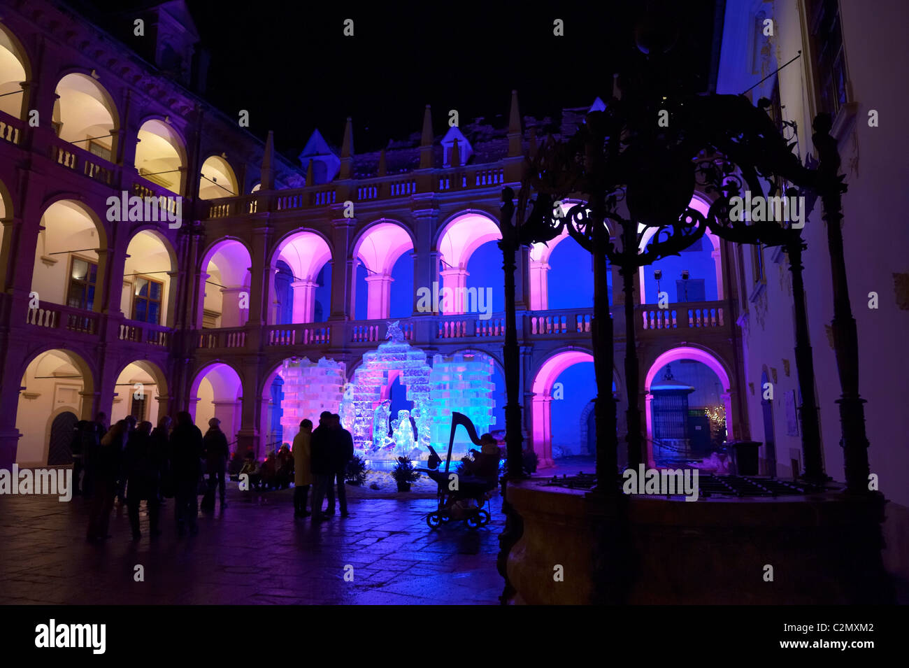 Die jährliche Eiskrippe, die im historischen Innenhof des Landhauses, Graz, Österreich, GEZEIGT WIRD Stockfoto