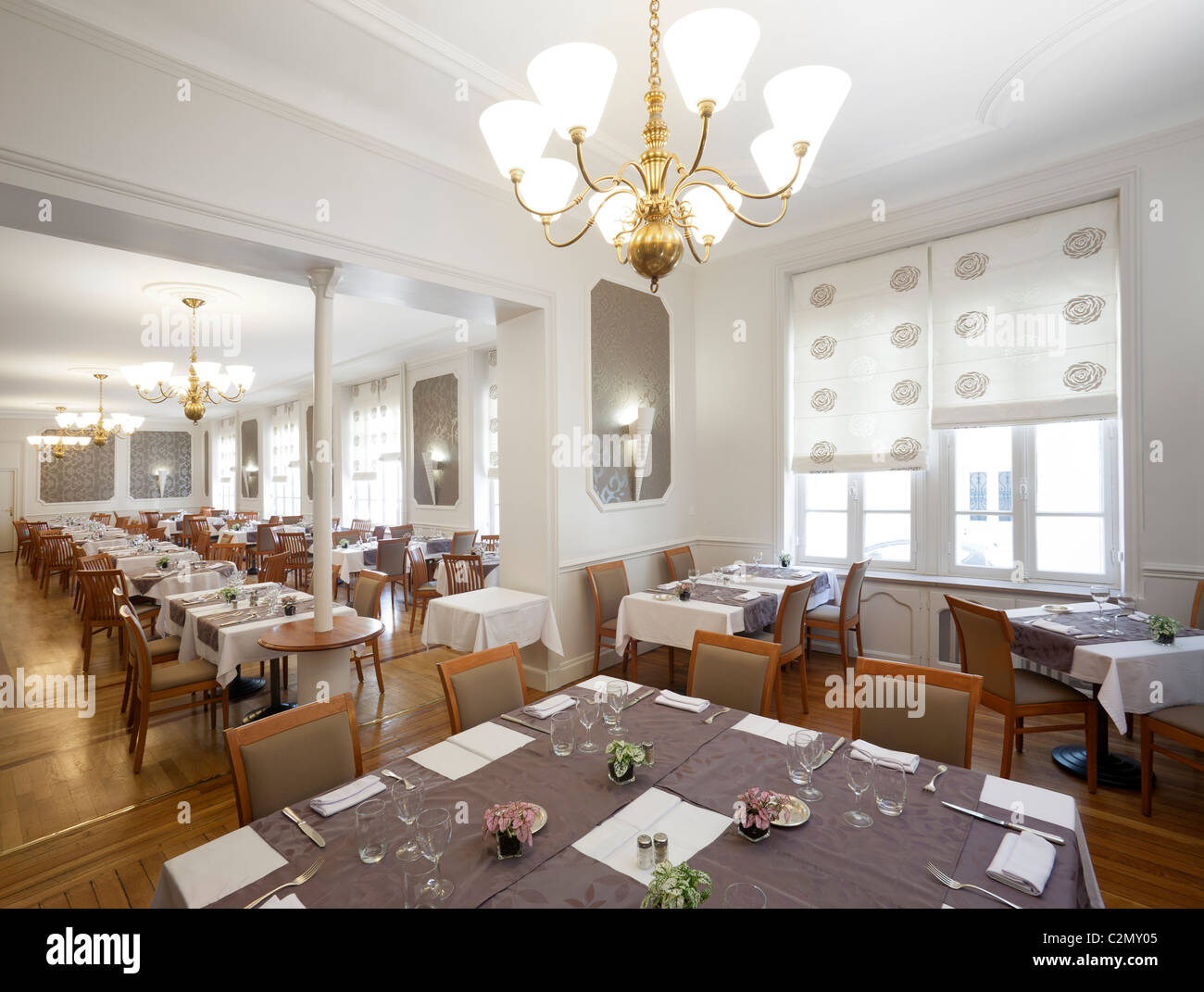 Die Esstische eines Restaurants (Frankreich). Salle de Restaurant (Frankreich). Stockfoto