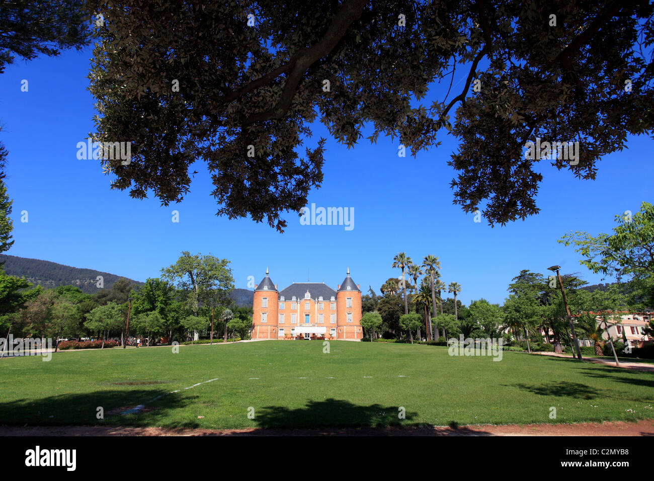 Das Schloss von der Stadt von Sollies Pont in der Nähe von Toulon mit seinen blühenden und erholsamen park Stockfoto