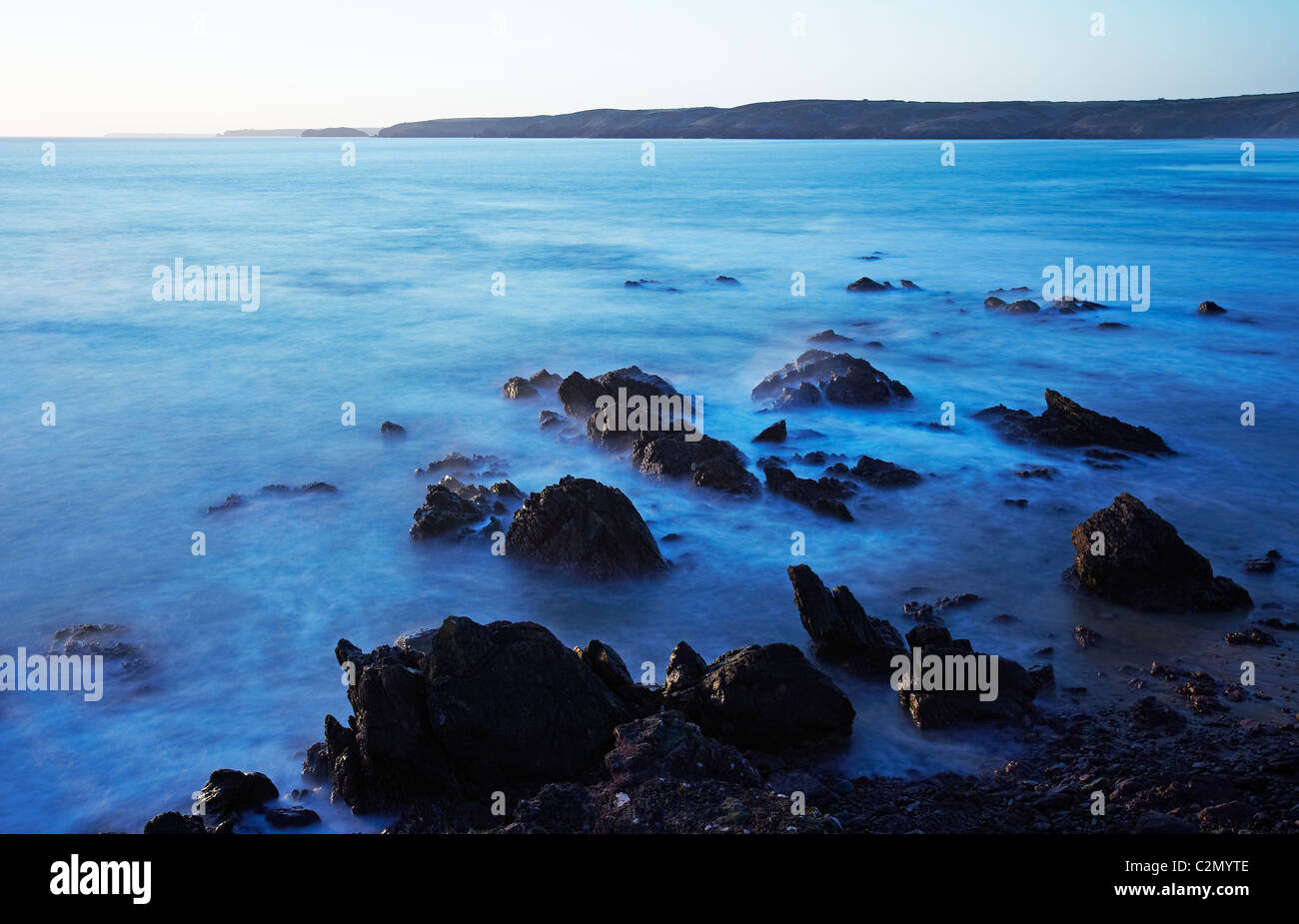 Steigenden Flut (1 Minute Belichtungszeit) Freshwater West Bay am Abend, Pembrokeshire, Wales, UK Stockfoto