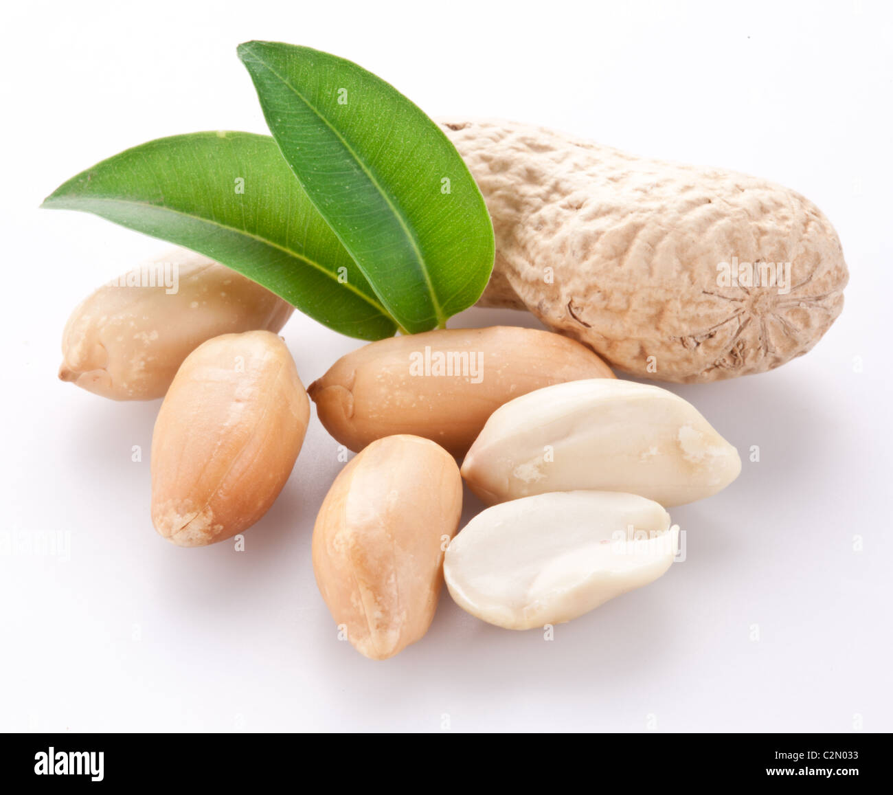 Peanuts. Isoliert auf weißem Hintergrund. Stockfoto