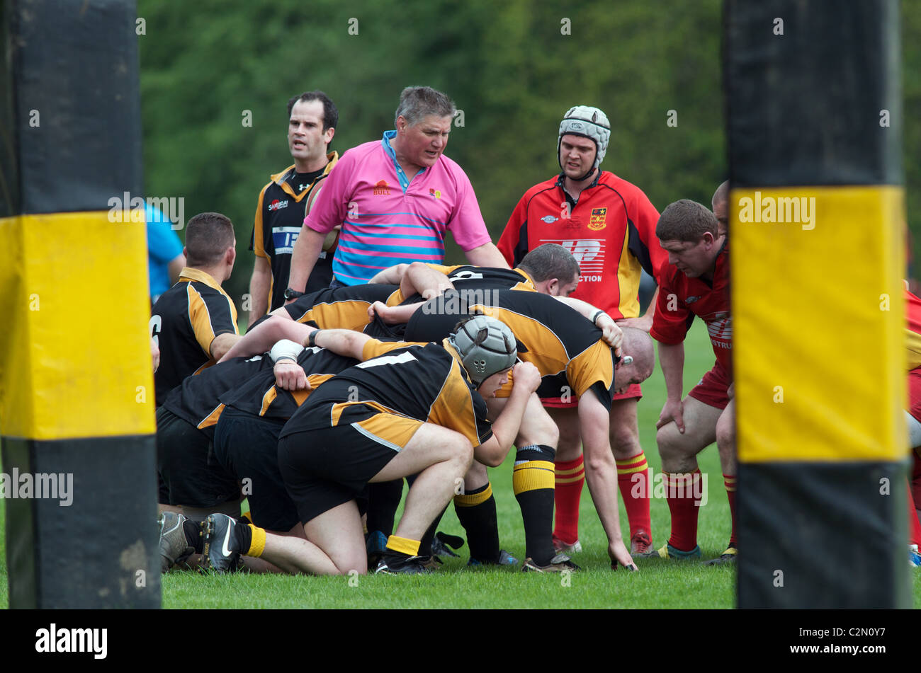 Schiedsrichter gibt Anweisung, scrum Stockfoto