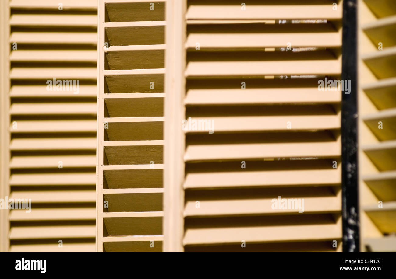 Nahaufnahme eines hölzernen Fensterläden an einem Gebäude im Freilichtmuseum in Arnheim, Niederlande Stockfoto
