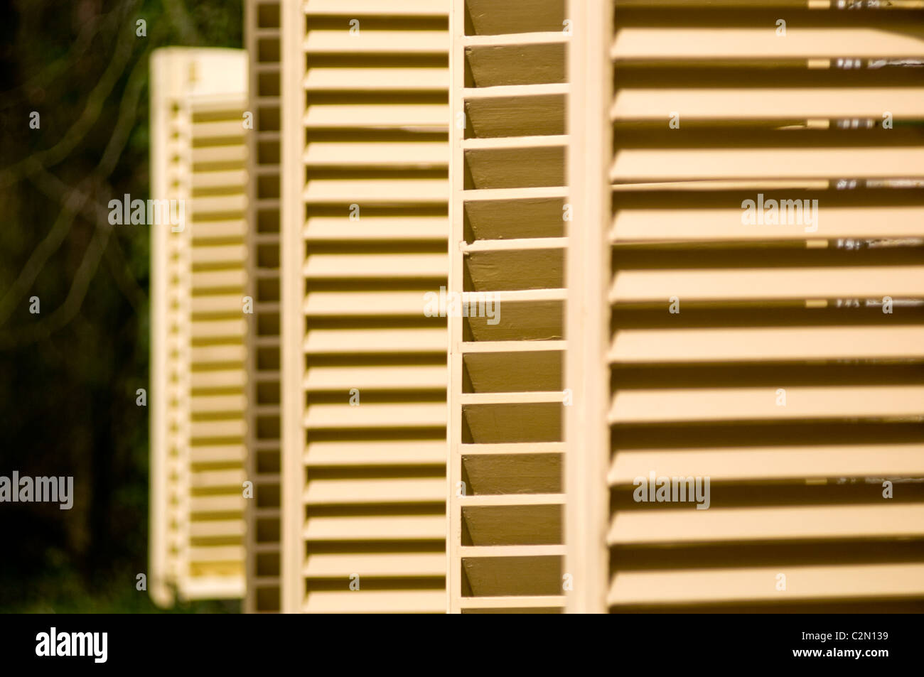 Hölzerne Fensterläden an einem Gebäude im Freilichtmuseum in Arnheim, Niederlande Stockfoto