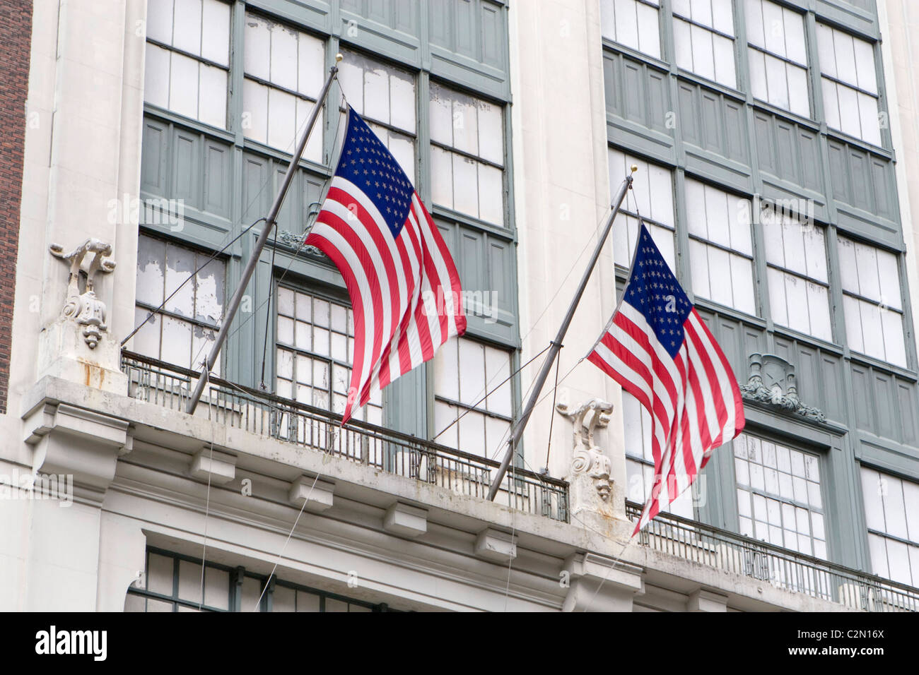 Amerikanische Flaggen hängen vor Macys Shop Stockfoto