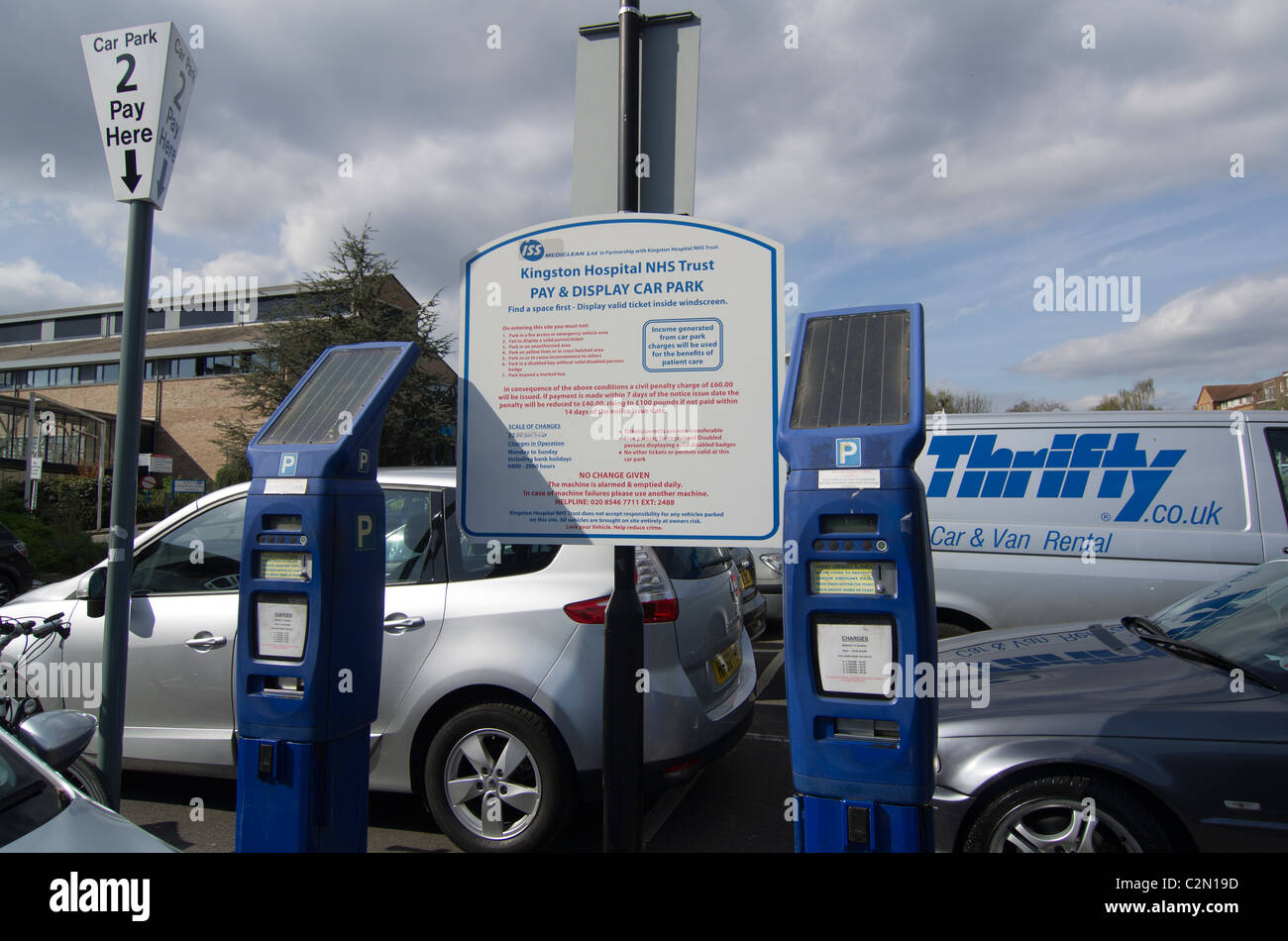 Zahlen und Anzeige Parkplatz Automaten bei einem NHS Trust Krankenhaus in Kingston, Süd-London Stockfoto