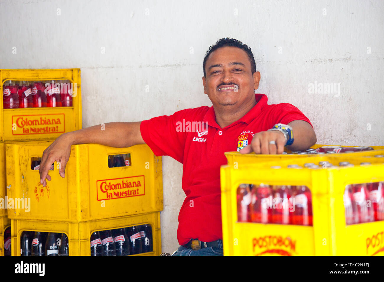 Mann auf einem Getränke-Verteiler in Cartagena, Kolumbien Stockfoto