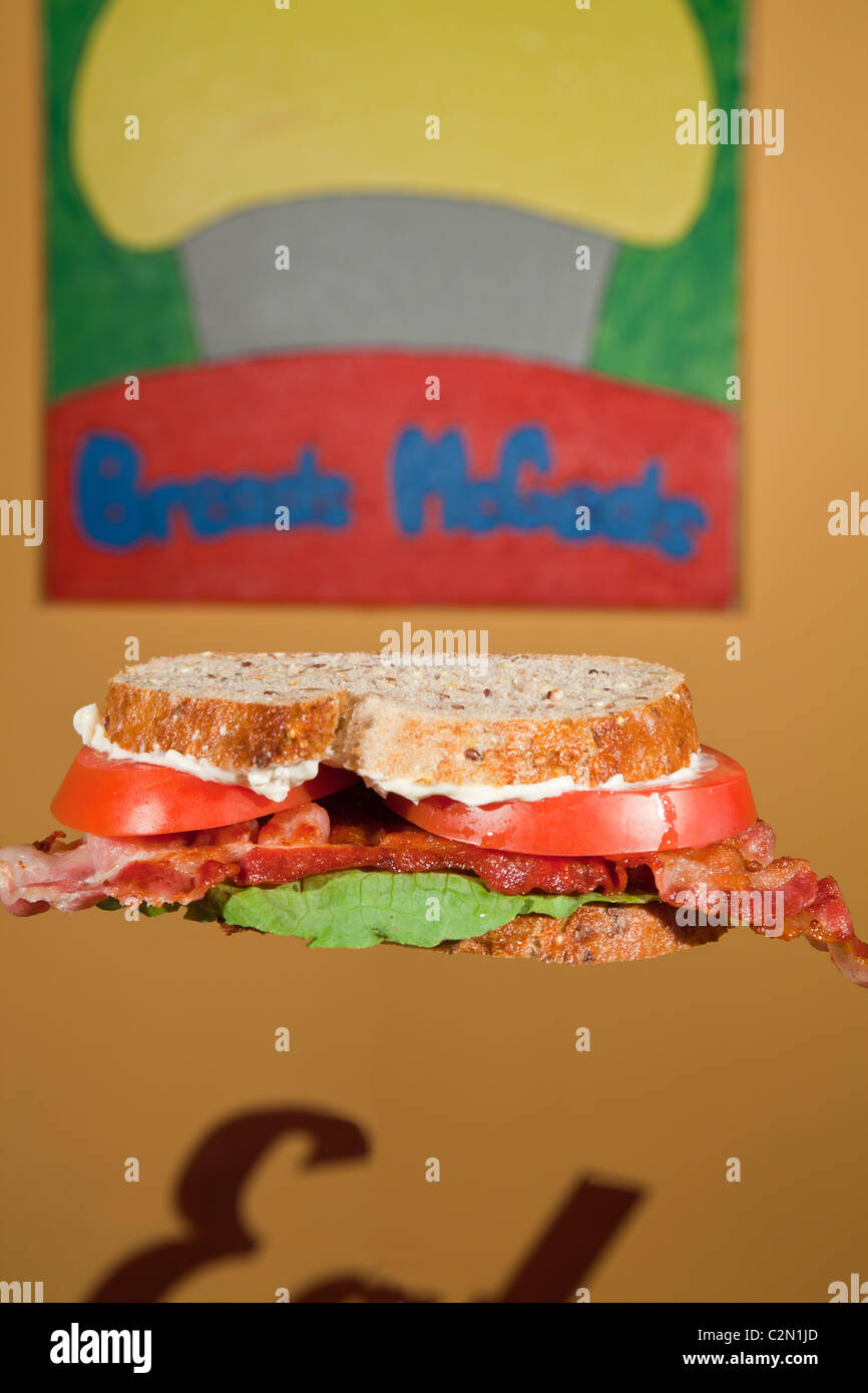 BLT Bacon Salat-Tomaten-Sandwich auf Vollkorn Multi-Korn-Brot Stockfoto