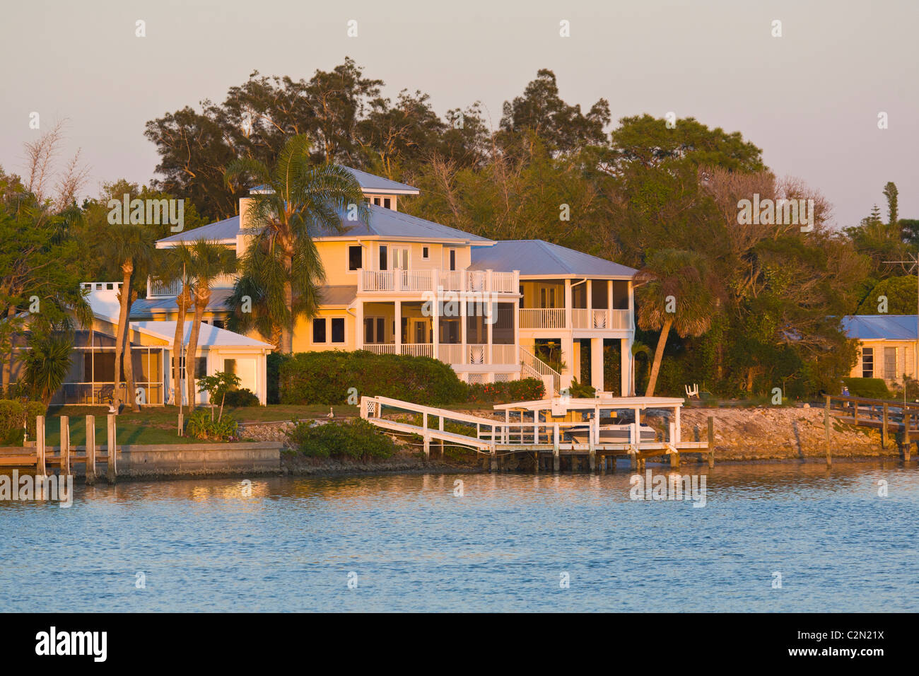 Haus bei Sonnenuntergang am Golf Intercoastal Waterway in Nokomis Florida Stockfoto