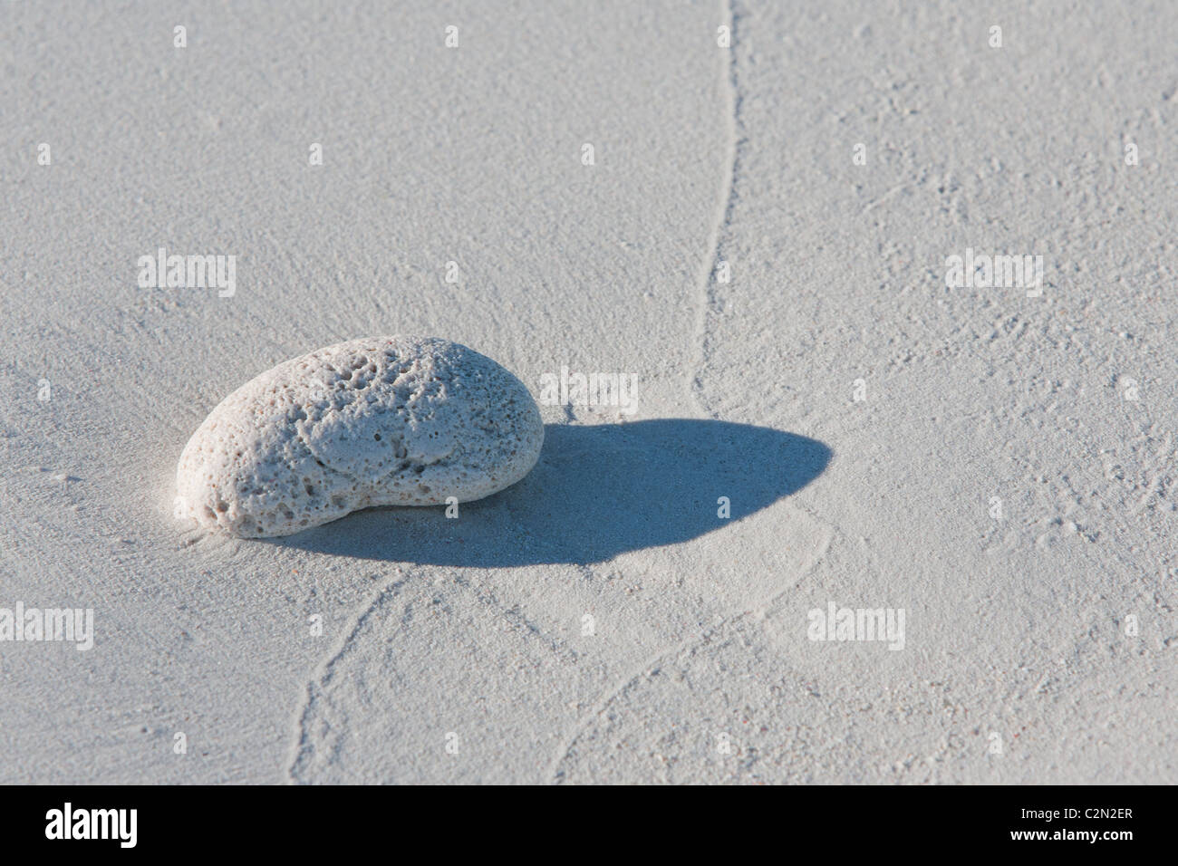 Weiße Peeble am Sandstrand Stockfoto