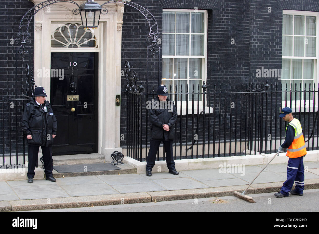 Straße Reiniger in 10 Downing Street vor dem General Wahlergebnisse, London, 7. Mai 2010. Stockfoto