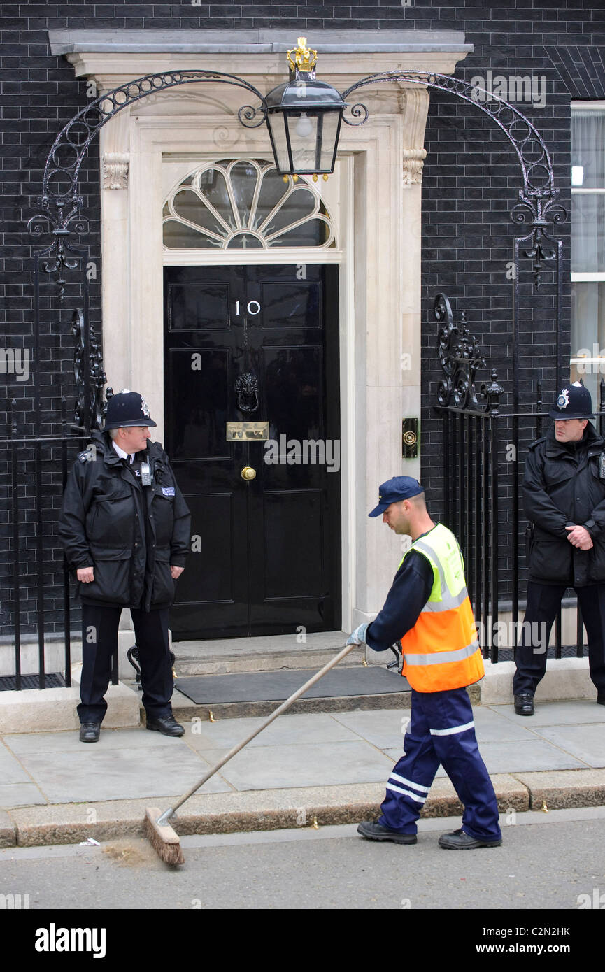 Straße Reiniger in 10 Downing Street vor dem General Wahlergebnisse, London, 7. Mai 2010. Stockfoto