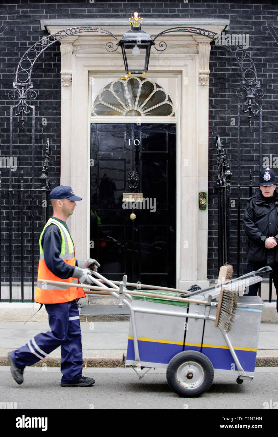 Straße Reiniger in 10 Downing Street vor dem General Wahlergebnisse, London, 7. Mai 2010. Stockfoto