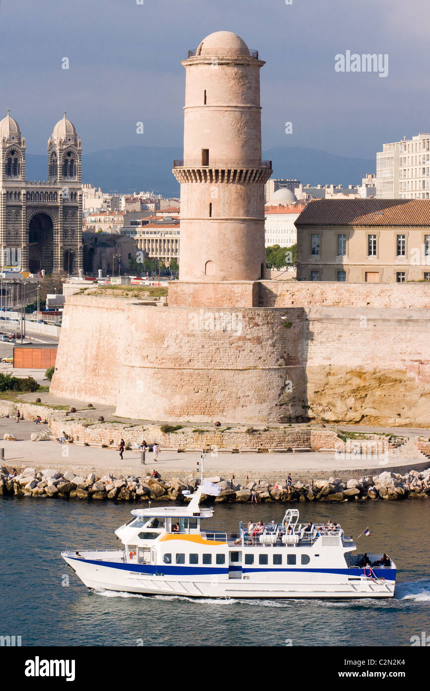 Mittelalterliche Festung und die Kathedrale an der Uferpromenade in Marseille Frankreich Stockfoto