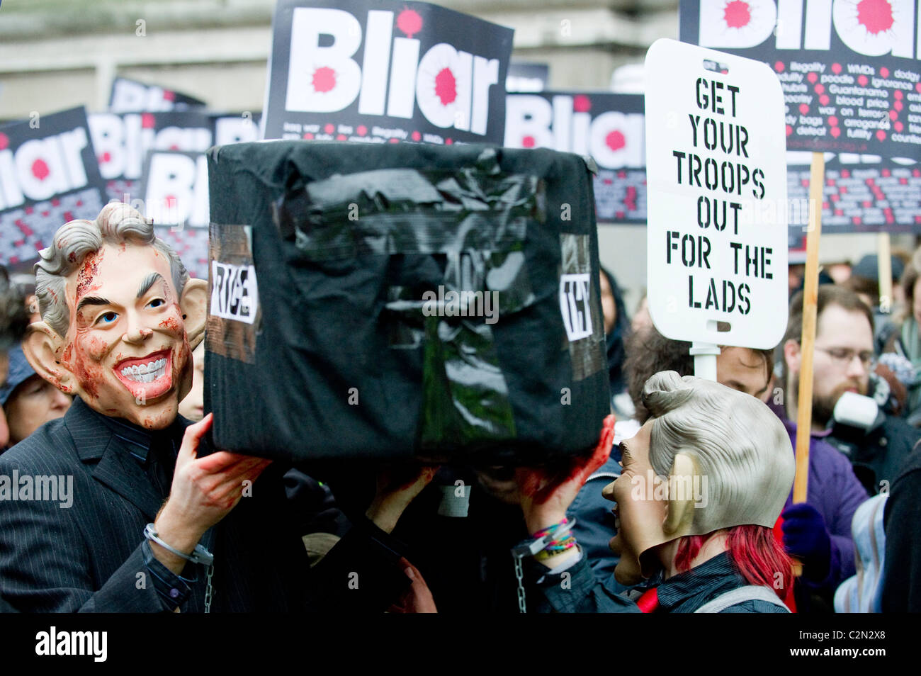 Demonstranten außerhalb des Konferenzzentrums QEII vor der Ankunft des ehemaligen Premierministers Tony Blair, London. Stockfoto