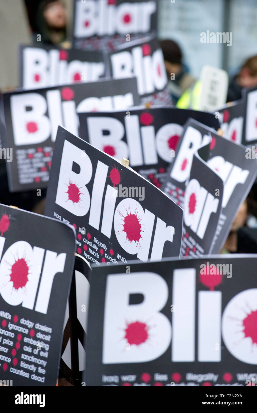 Demonstranten außerhalb des Konferenzzentrums QEII vor der Ankunft des ehemaligen Premierministers Tony Blair, London. Stockfoto