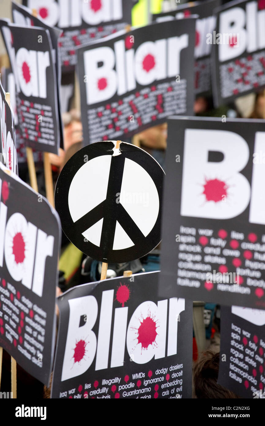 Demonstranten außerhalb des Konferenzzentrums QEII vor der Ankunft des ehemaligen Premierministers Tony Blair, London. Stockfoto