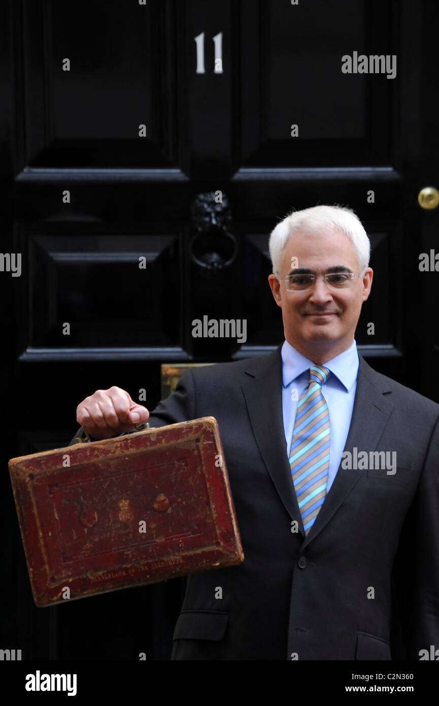 Ehemaliger Kanzler des Finanzministeriums, die Recht Hon Alistair Darling MP, lässt Nummer 11 Downing Straße mit dem Haushaltsplan für 2009. Stockfoto