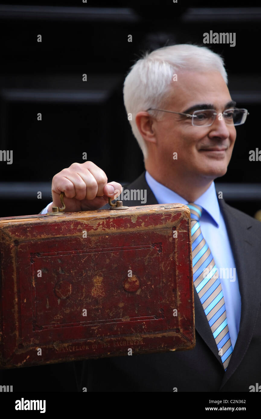 Ehemaliger Kanzler des Finanzministeriums, die Recht Hon Alistair Darling MP, lässt Nummer 11 Downing Straße mit dem Haushaltsplan für 2009. Stockfoto