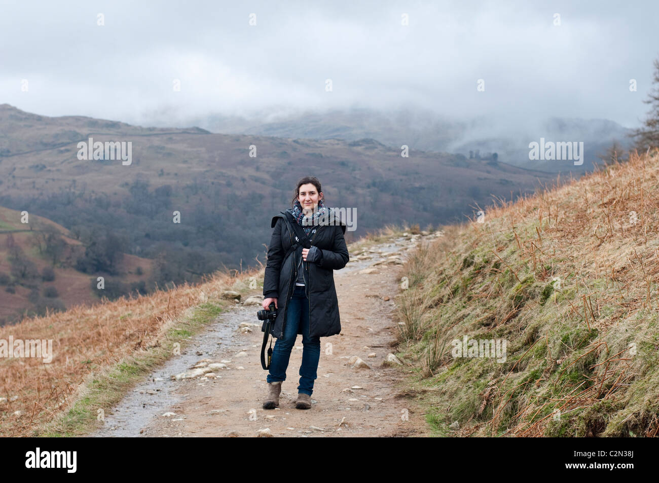 Eine junge Fotografin vor Ort in Rydal Wasser im Lake District, Cumbria, UK. Stockfoto