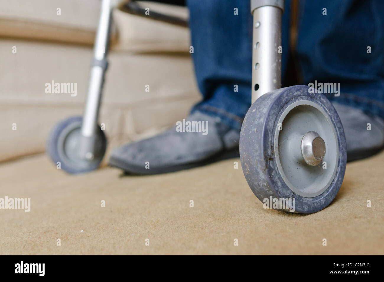 Mann in den 40ern mit einem Fuß Hilfe Frame aufgrund der Unfähigkeit wegen rheumatoider Arthritis und Gelenkschmerzen zu gehen. Stockfoto