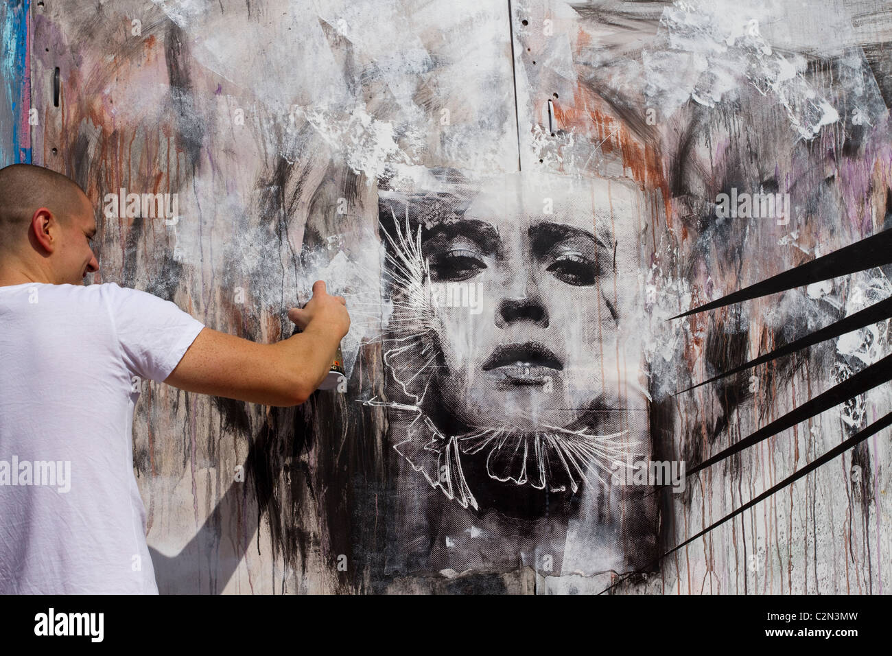 Danny O’Connor Künstler beim Graffiti Fest. Legale zeitgenössische Kunst Wand. Figurative und Porträtkunst einer jungen Frau in Southport, Großbritannien Stockfoto