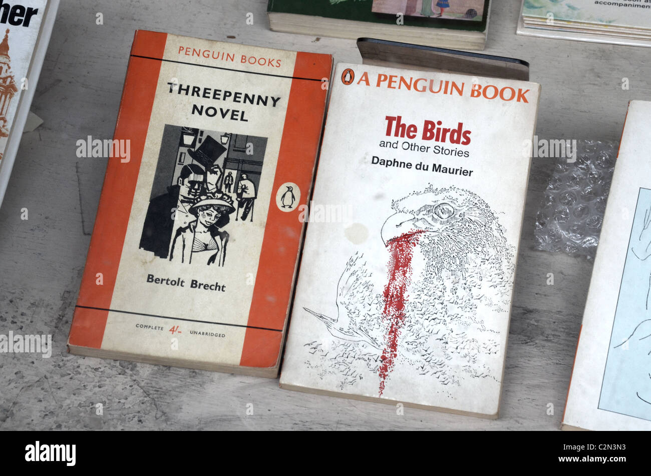 Zwei Vintage Pinguin Taschenbücher von Bertolt Brecht und Daphne du Maurier in einem Antiquariat-Fenster. Stockfoto